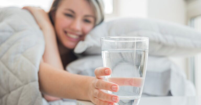 El vaso de agua bajo la cama: ¿ritual o placebo?