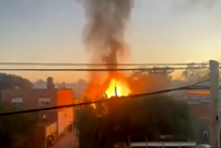 Incendio con explosiones en depósito de garrafas en Mariano Acosta