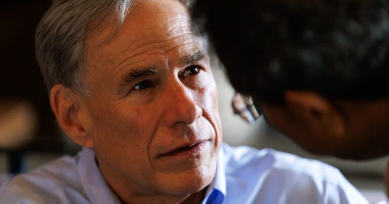 Mapa del estado de Texas con un símbolo de hoja de cannabis superpuesto, representando la nueva regulación.