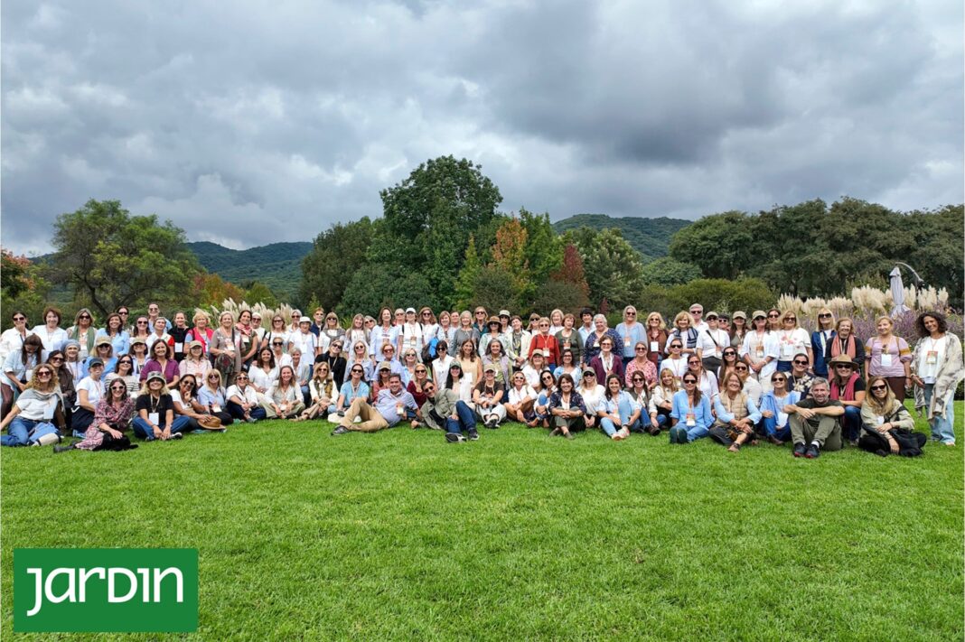 Participantes del 33° Encuentro Nacional de Grupos Jardín en un jardín de Salta.
