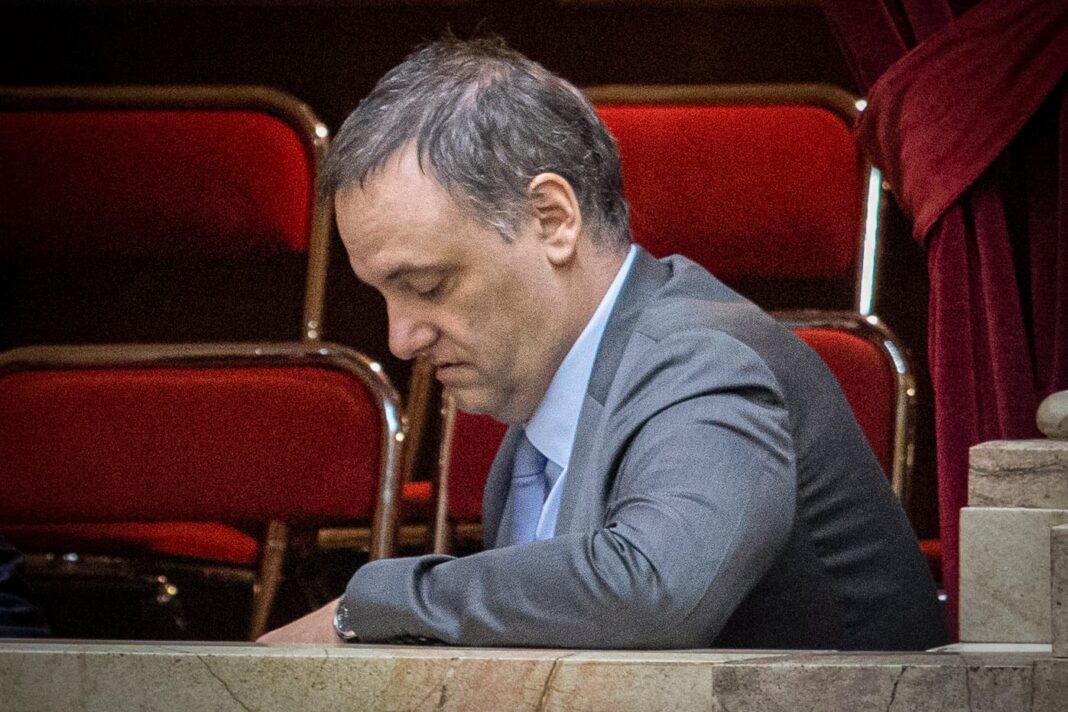 Imagen de Adorni junto a un documento legal de la SRL