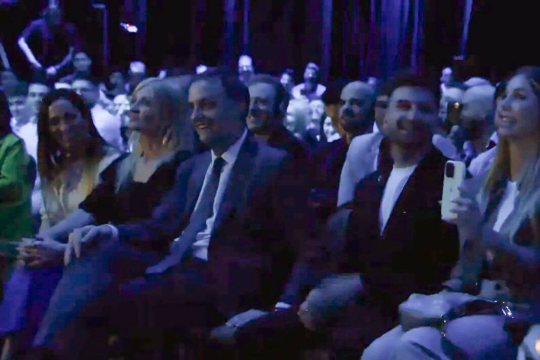 Ilustración de un edificio de departamentos con documentos legales superpuestos.