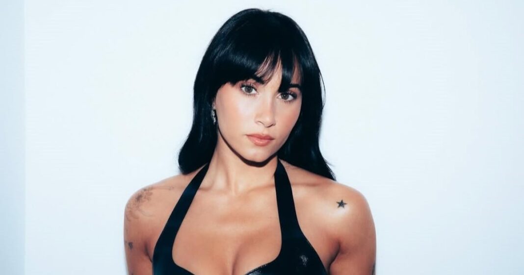 Aitana, cantante española, durante una presentación en vivo.