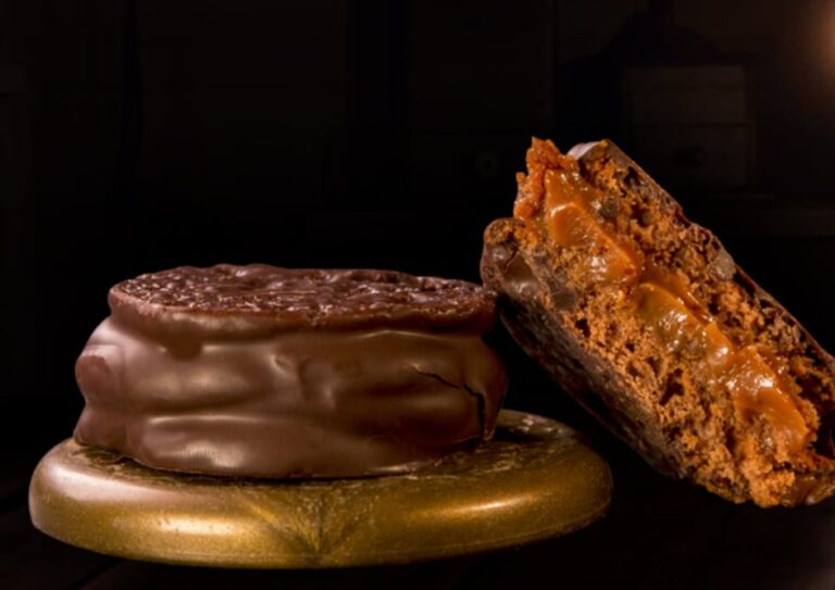 Alfajores de chocolate de la marca El Nazareno, elegidos como los mejores del mundo.