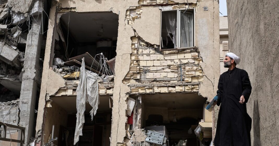 Gráfico o foto histórica de una ciudad reconstruyéndose después de un conflicto bélico.