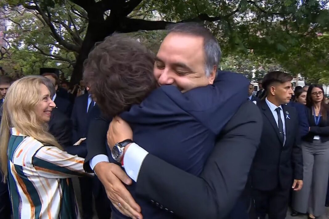Manuel Adorni, vocero presidencial, durante una conferencia de prensa.