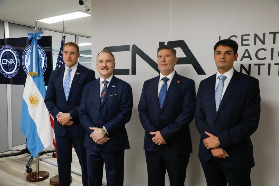 Acto de inauguración del Centro Nacional de Antiterrorismo en Argentina con autoridades locales y del FBI.