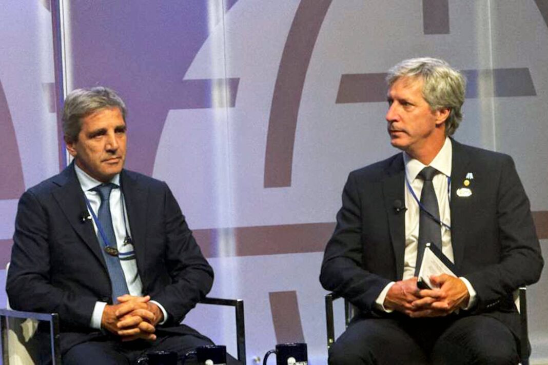 Luis Caputo, ministro de Economía, en reuniones con organismos financieros internacionales.