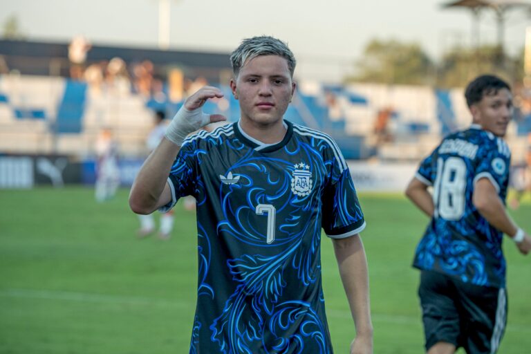 Jugadores de la Selección Argentina Sub 17 celebrando un gol durante el partido contra Perú en el Sudamericano.