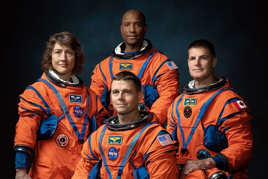 Ilustración de la nave espacial Orión de la NASA volando cerca de la Luna durante la misión Artemis II.