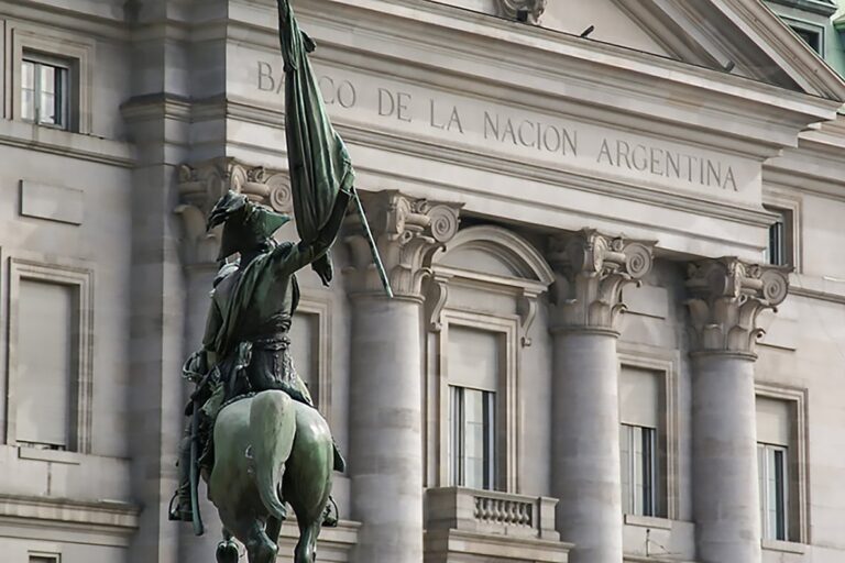 Fachada de los tribunales de Comodoro Py en Buenos Aires, sede de investigaciones judiciales.