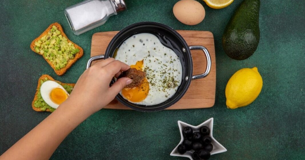 Bowl con avena y huevos revueltos, representando dos opciones de desayuno común.