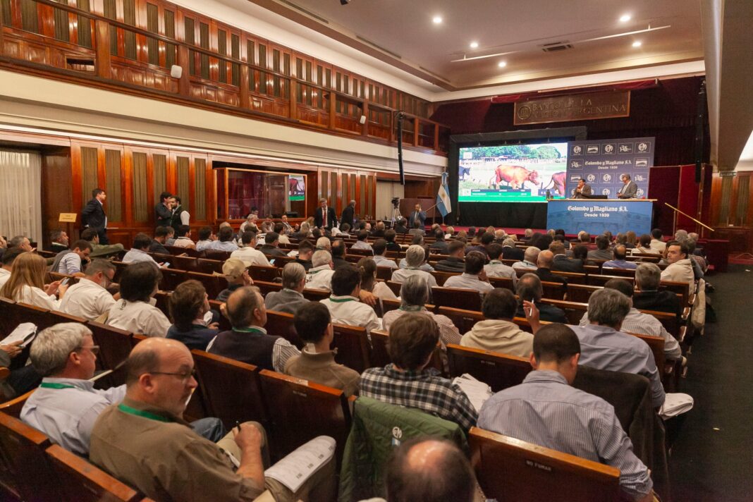 Actividad durante el remate ganadero en el hall de la casa central del Banco Nación en Buenos Aires.