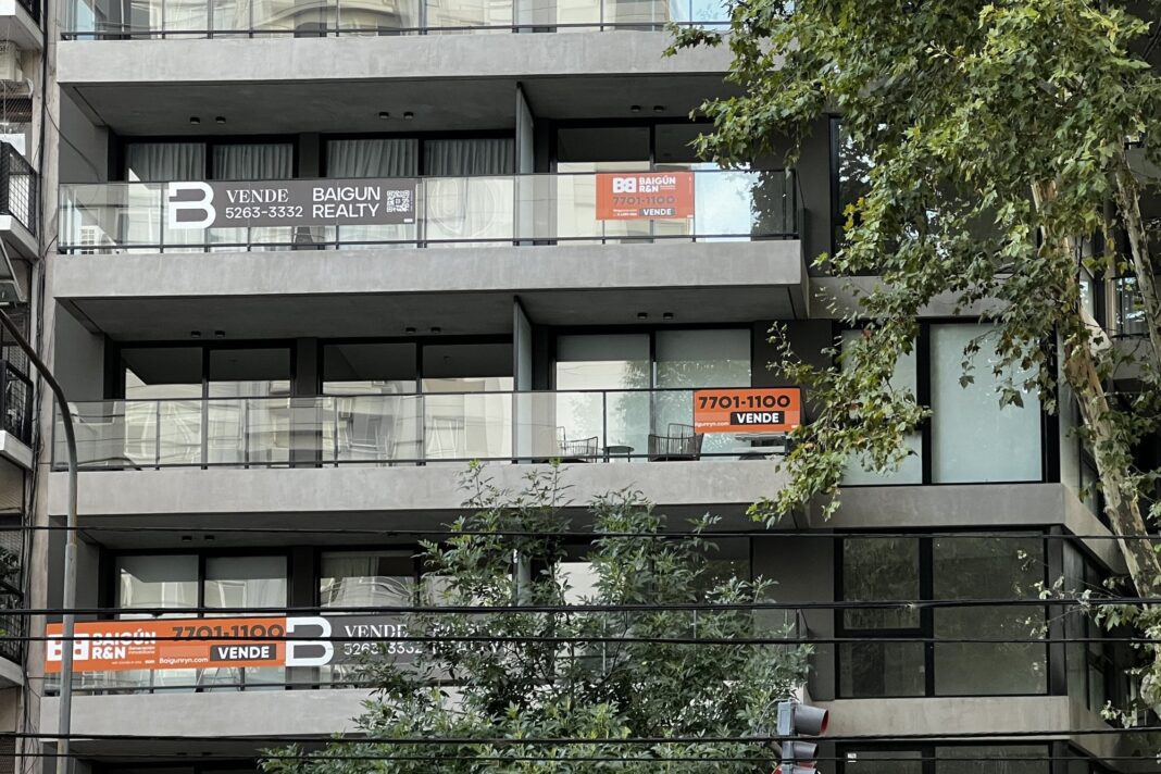 Gráfico ilustrativo de una casa con un símbolo de porcentaje descendente, representando la baja en tasas de créditos hipotecarios.