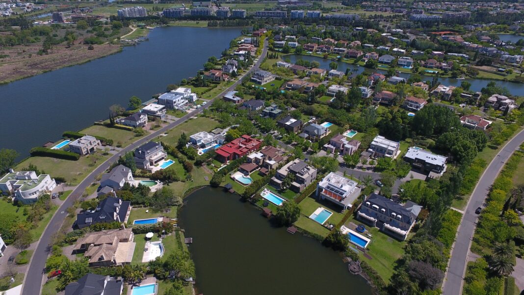 Mapa y fotografía aérea mostrando barrios cerrados en el Gran Buenos Aires