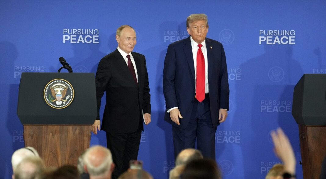 Libros antiguos y una vela encendida sobre una mesa de madera, simbolizando la Ilustración y el conocimiento