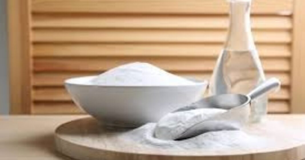 Bicarbonato de sodio y peróxido de hidrógeno en recipientes, con utensilios de limpieza.