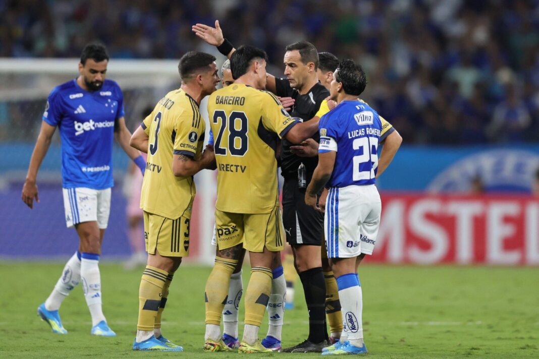 Jugadores de Boca protestan ante el árbitro por la expulsión de Adam Bareiro