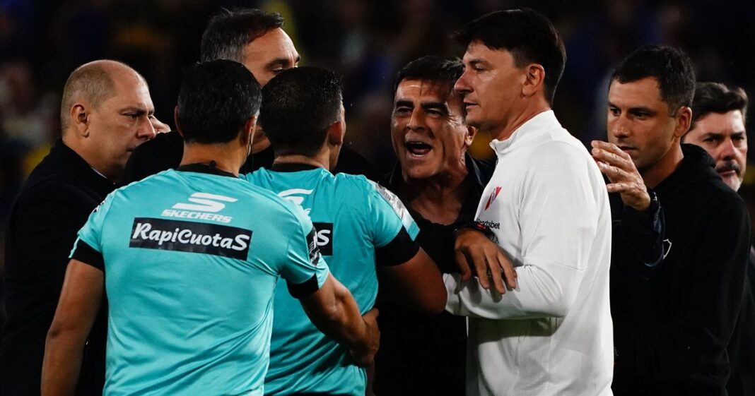 Jugadores de Boca Juniors e Independiente durante el partido en La Bombonera, con el árbitro Andrés Merlos en el campo.