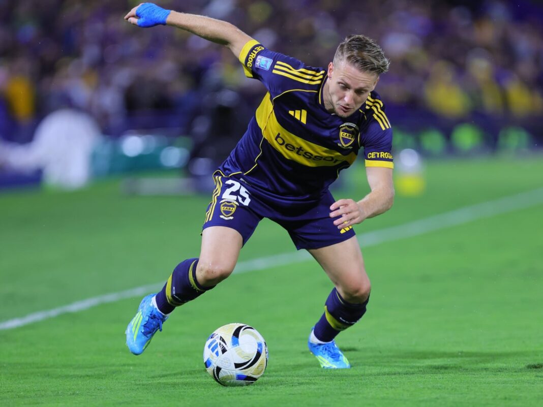 Jugadores de Boca Juniors y Barcelona de Ecuador en un partido de fútbol.