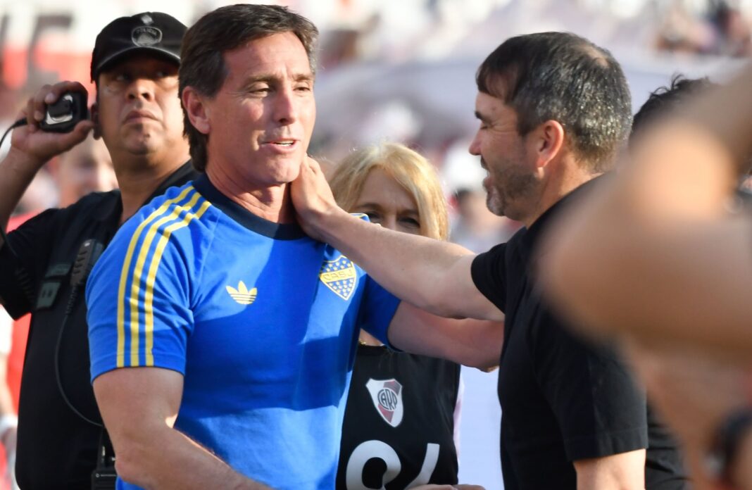 Los técnicos Claudio Ubeda de Boca y Eduardo Coudet de River durante el superclásico en el Estadio Monumental.