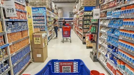 Mercado Bonaerense con puestos de frutas, verduras y otros alimentos frescos.