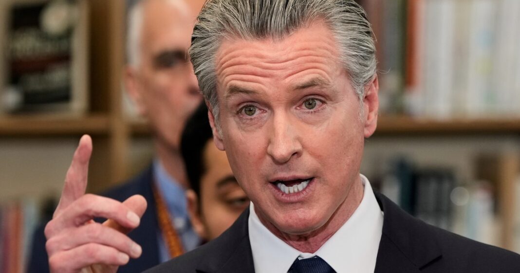 Gobernador de California, Gavin Newsom, firma orden ejecutiva sobre inteligencia artificial.