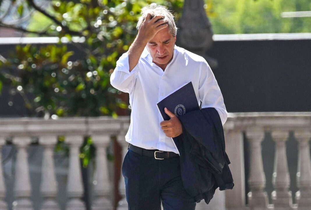 Persona mayor consultando a un profesional de la salud en un consultorio.