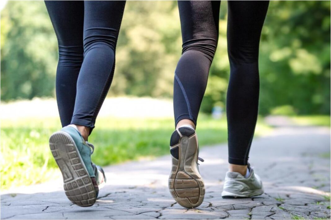 Persona caminando en un parque urbano