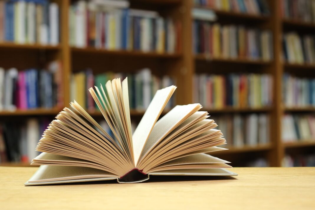 Mujer escribiendo una carta en la mesa de un café postal en Retiro, Buenos Aires