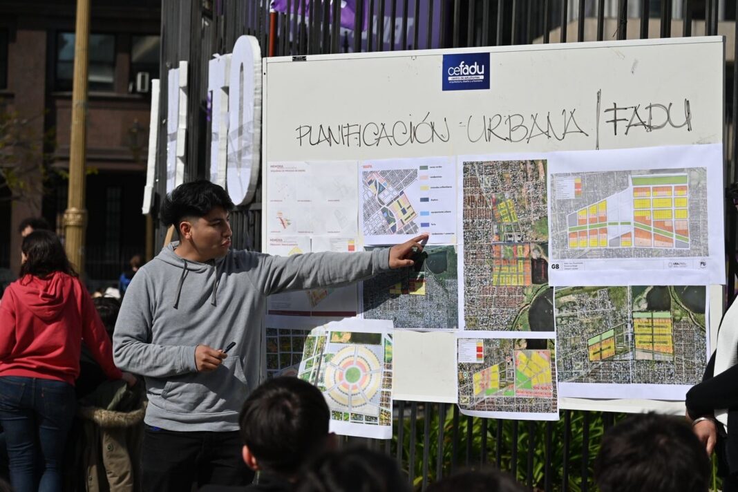 Actividad académica o cultural en una universidad pública argentina.