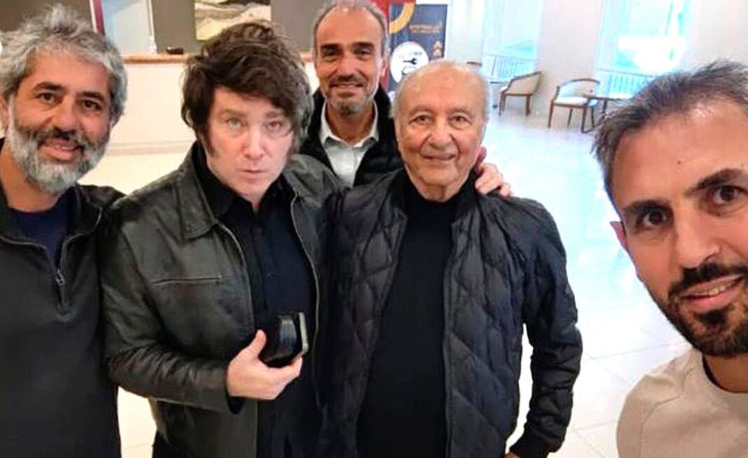 Fotografía de varios miembros de la familia Menem en un acto político