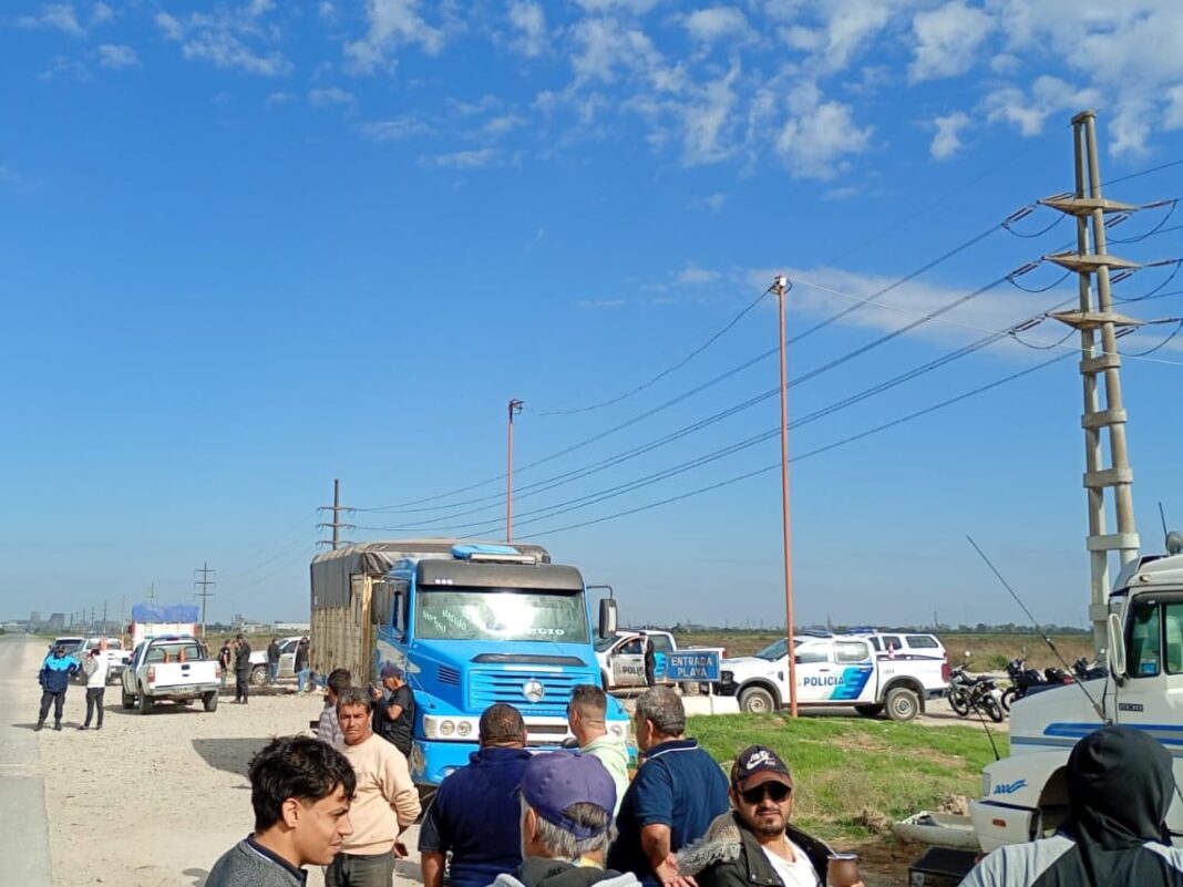 Camión de transporte de granos detenido en una ruta durante las protestas por aumento de tarifas.