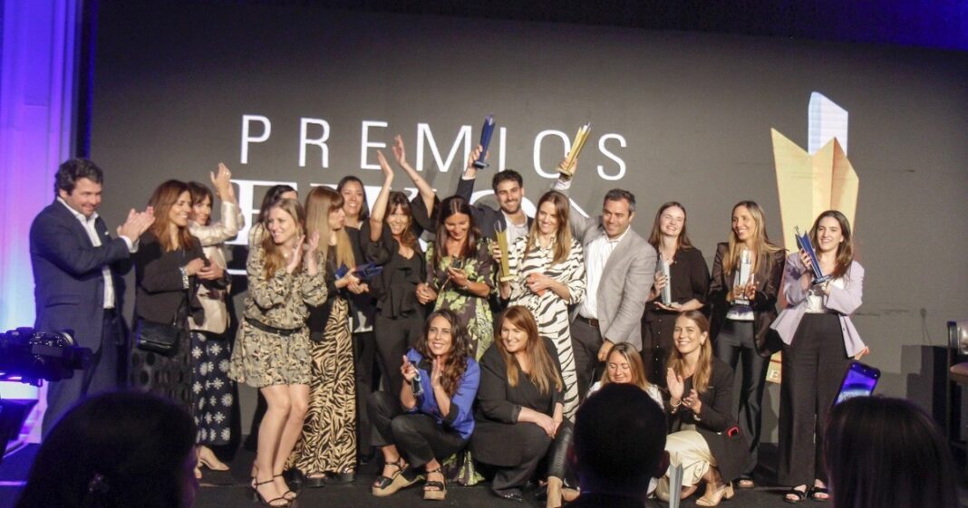 Jóvenes usando teléfonos móviles en un aula