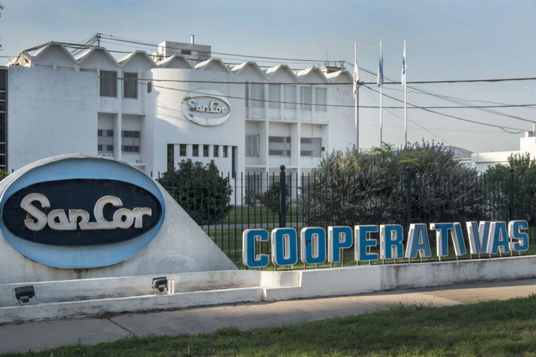 Logotipo o planta de la cooperativa láctea SanCor en Sunchales, Santa Fe.