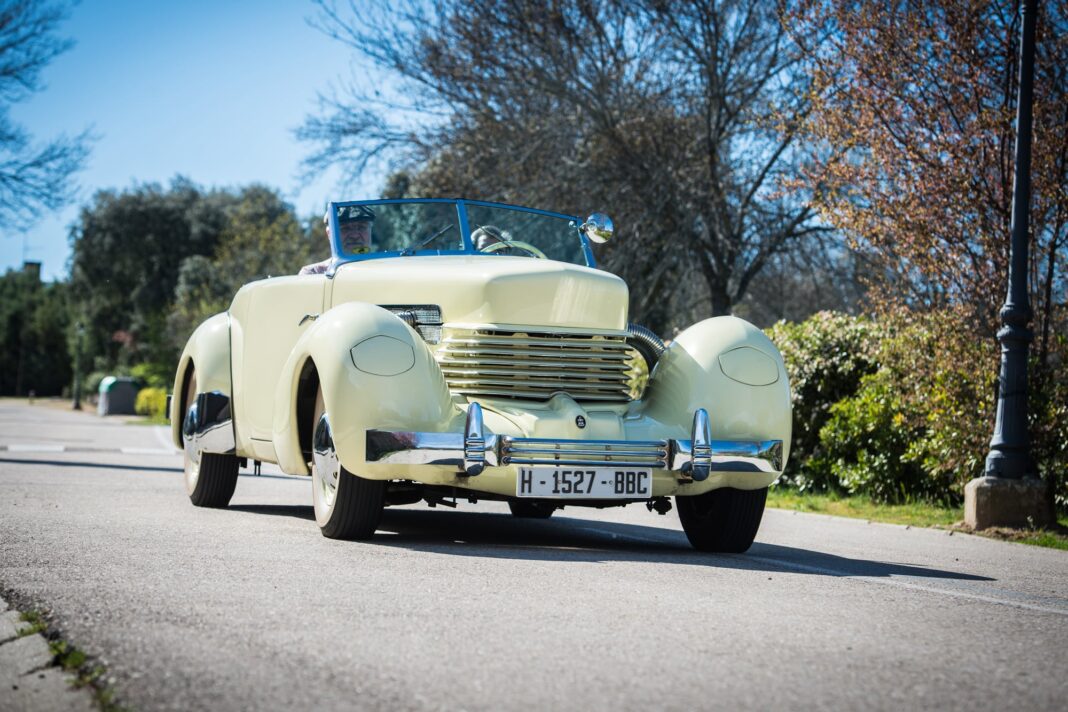 Cord 810 de 1935 con sus faros retráctiles levantados, mostrando su diseño aerodinámico y frontal sin parrilla