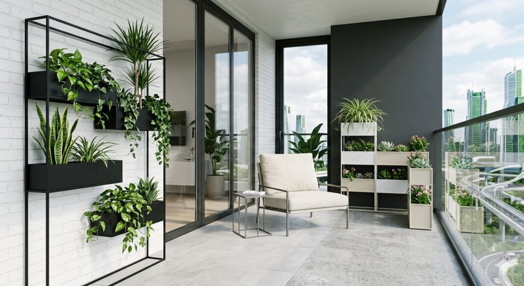 Balcón cerrado con carpintería de aluminio y vidrio, ideal para aprovechar el espacio en invierno