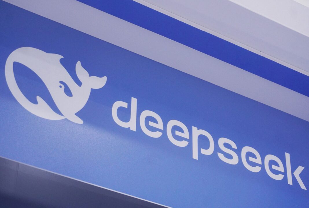 Logo de DeepSeek sobre fondo tecnológico con chips y circuitos