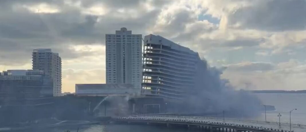 Implosión controlada del edificio del hotel Mandarin Oriental en Miami.
