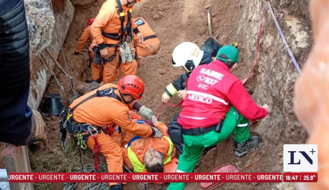 Personal de emergencias en la excavación derrumbada en Núñez