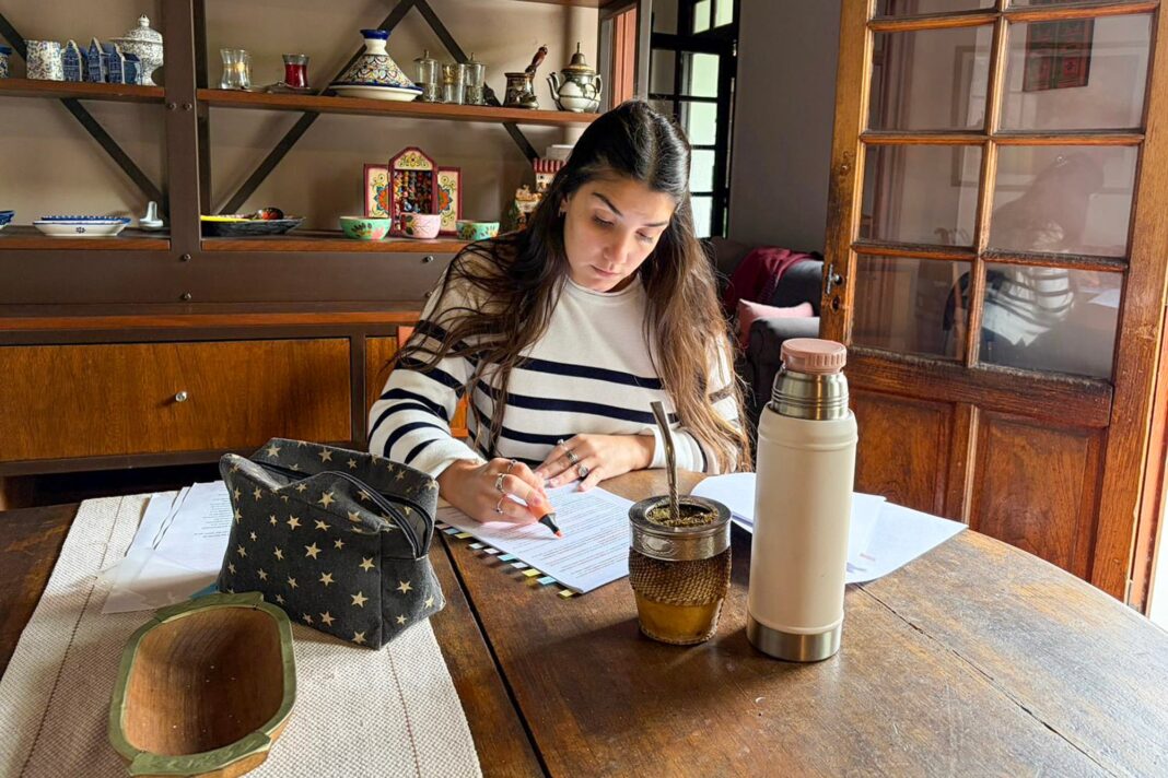 Grupo de jóvenes conversando en un living, representando la dificultad para independizarse y acceder a una vivienda propia o alquilada.