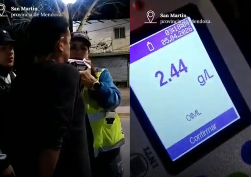 Efectivo de tránsito realizando un control de alcoholemia en la ruta