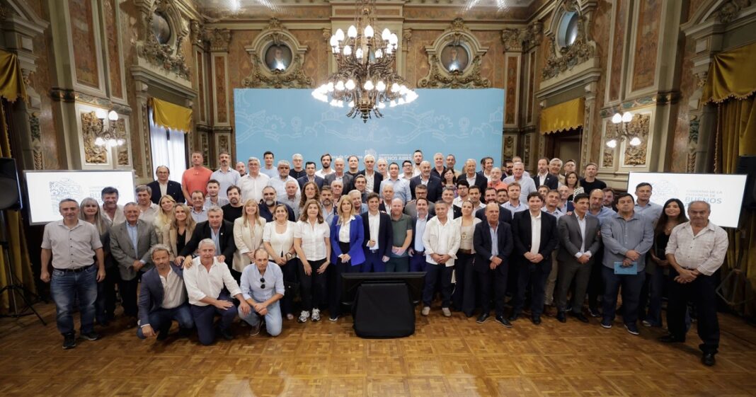 Mapa político de la provincia de Buenos Aires con siluetas de figuras públicas representando la discusión por la sucesión.