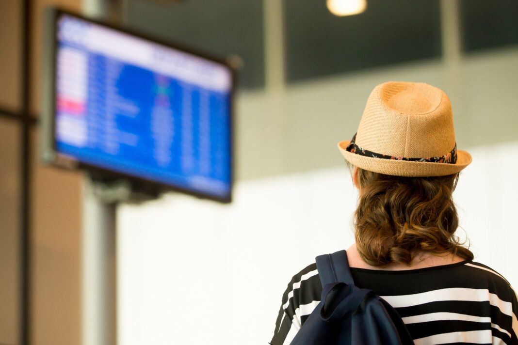 Mapa de República Dominicana con símbolos de lluvia y tormenta, destacando las zonas bajo alerta.