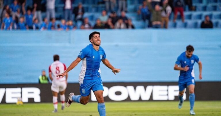 Los equipos de Estudiantes de Río Cuarto y San Martín de Tucumán en el campo de juego del Estadio Julio César Villagra.