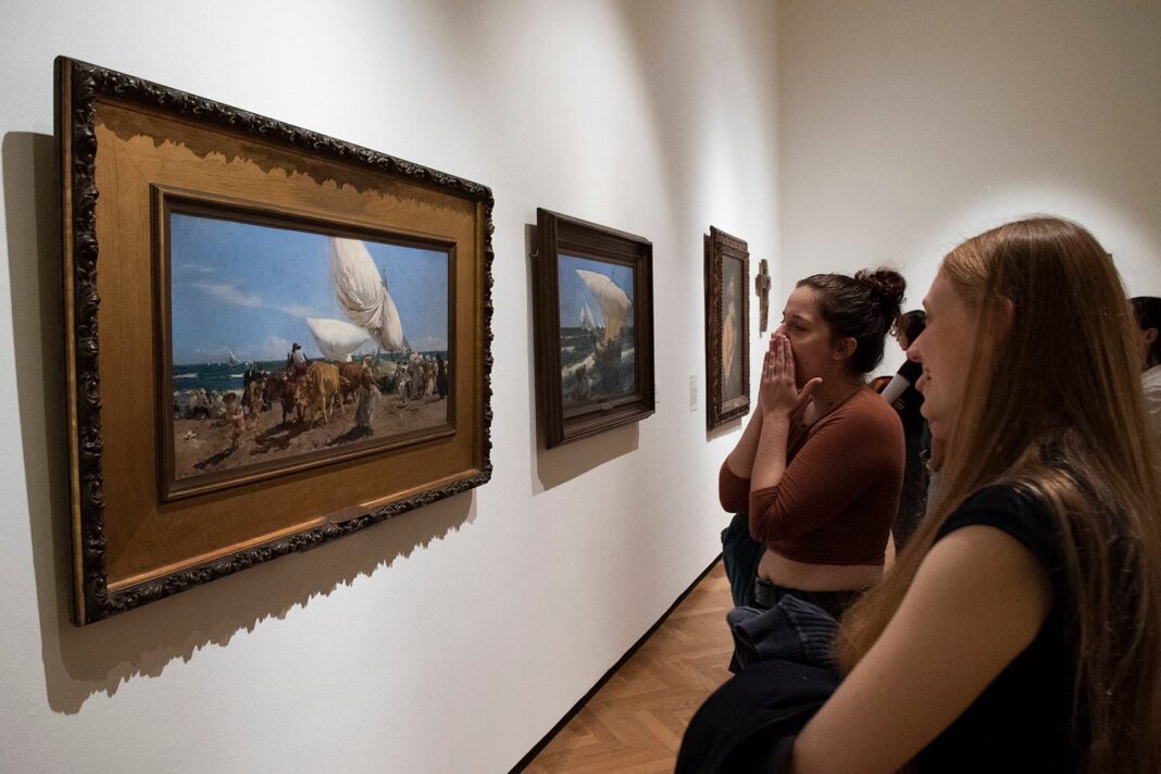 Obras de arte en la exposición sobre vínculos artísticos entre España y Argentina en el Museo Nacional de Bellas Artes.