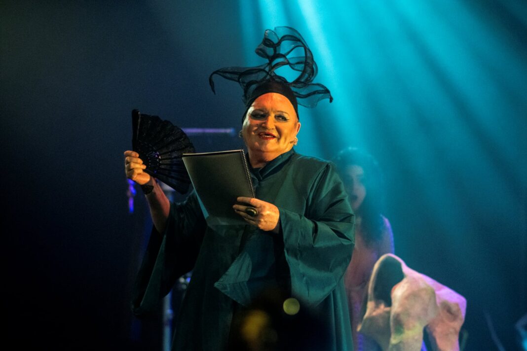 Fernando Noy, poeta y artista argentino, en un momento de su espectáculo 'Andén alucinado'.