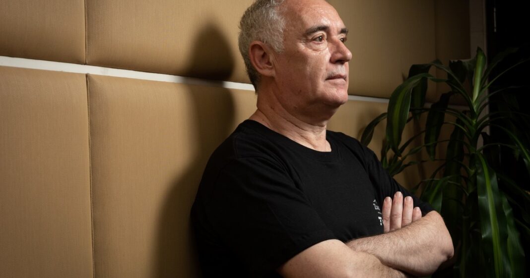 Papas fritas doradas y crujientes en un plato, según la técnica de Ferran Adrià