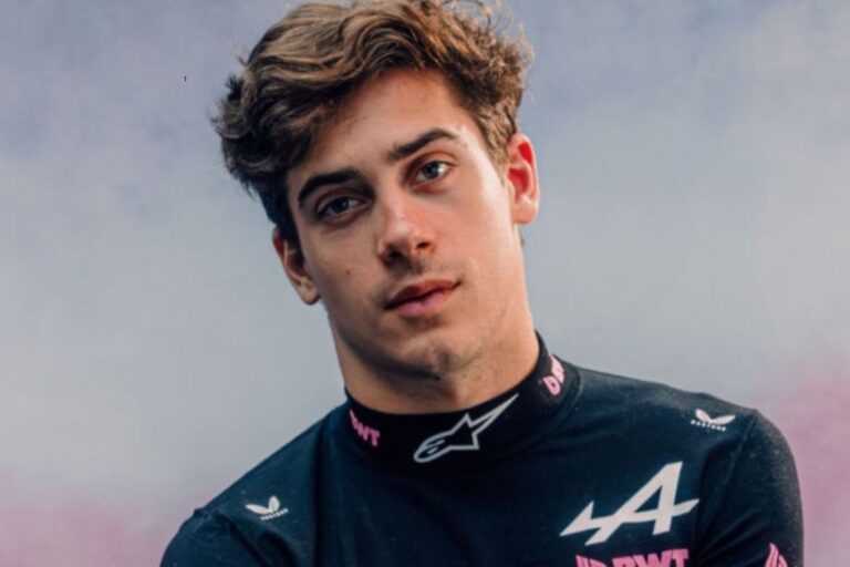 Franco Colapinto junto al auto Alpine E20 de Fórmula 1, en el circuito urbano de Palermo, Buenos Aires.