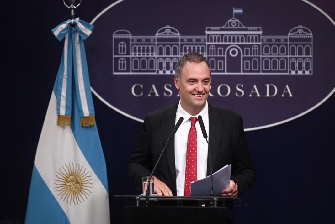 Manuel Adorni, jefe de Gabinete, en una conferencia de prensa.